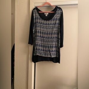 Skightly worn tunic. Very comfortable
